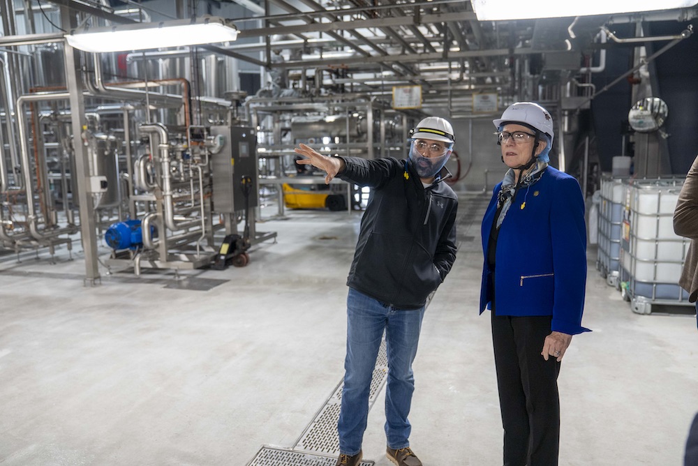 El NYS DOL refuerza su compromiso con la fuerza laboral local visitando la Cervecería Genesee