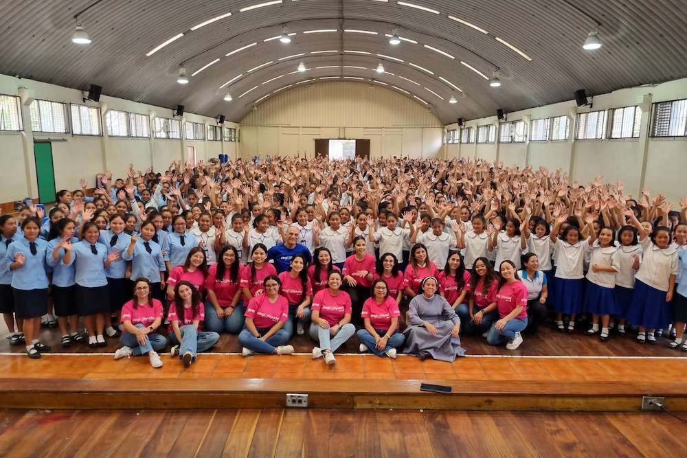 Encuentro de inspiración: Voluntarias empoderan a 300 niñas en Guatemala